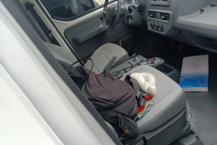 Used Wuling Yangguang 2024 300KM Comfort Version Passenger Van 75kW Right Front Seat