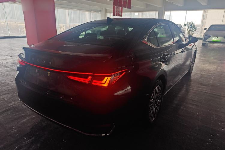 Used Lexus ES 2025 300h Deluxe Edition
