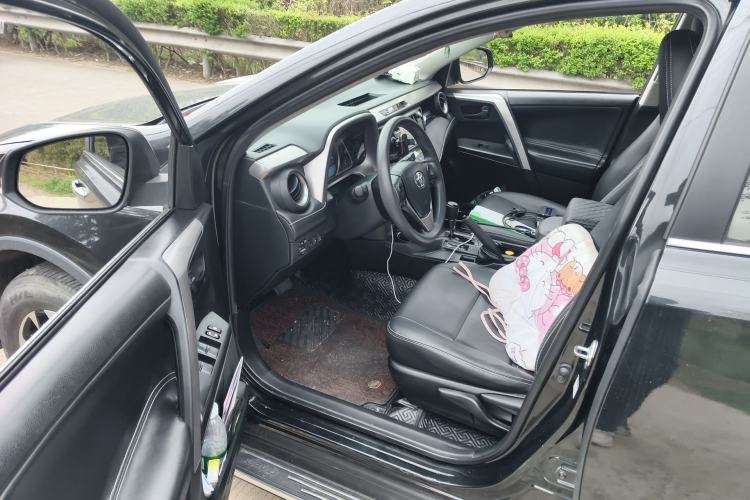 Used Toyota RAV4 2019 2.0L CVT Two-Wheel Drive Luxury Version China VI Standard