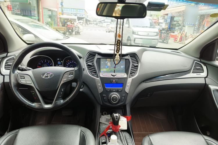 Used Hyundai Santa Fe 2013 2.4L Automatic Two-Wheel Drive Smart Version Center Console