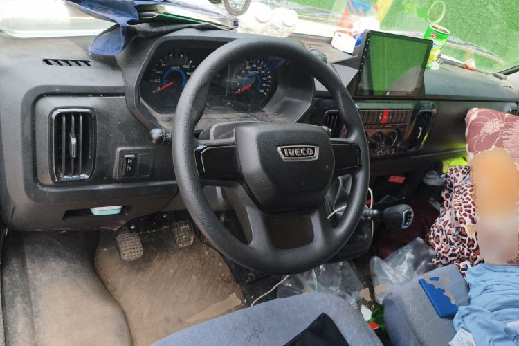 Used Iveco Daily 2025 2.5T V37 Van Transporter Green Lane Enhanced Version Mid-Chassis Mid-Roof Dual Tires

