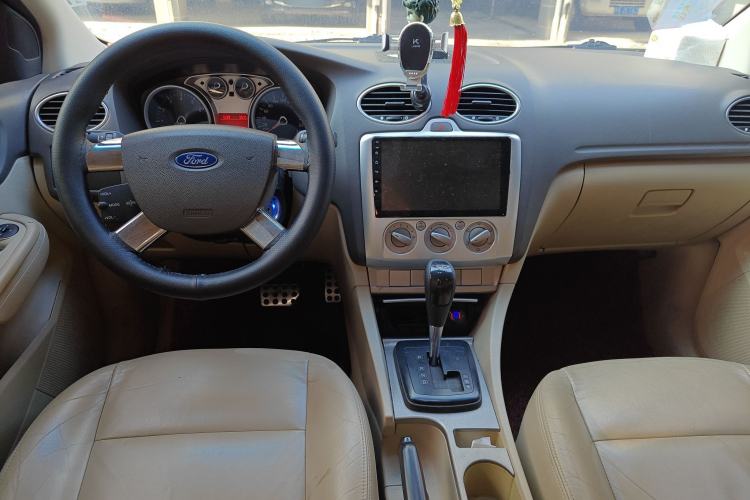 Used Ford Focus 2011 Hatchback 1.8L Automatic Fashion Edition Center Console