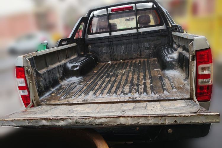 Used Isuzu JLM 2018 2.5T Two-Wheel Drive Diesel Luxury Version with Extended Cargo Bed JE4D25Q5A Trunk