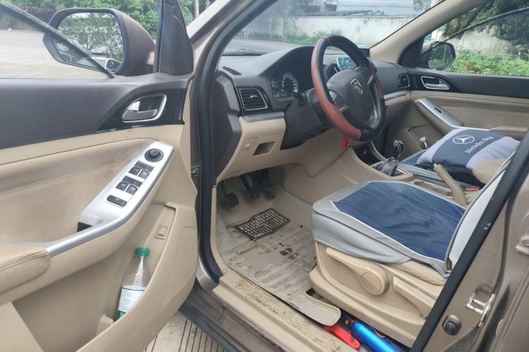 Used Baojun 730 2014 1.5L manual standard trim 7 seats Driver Seat