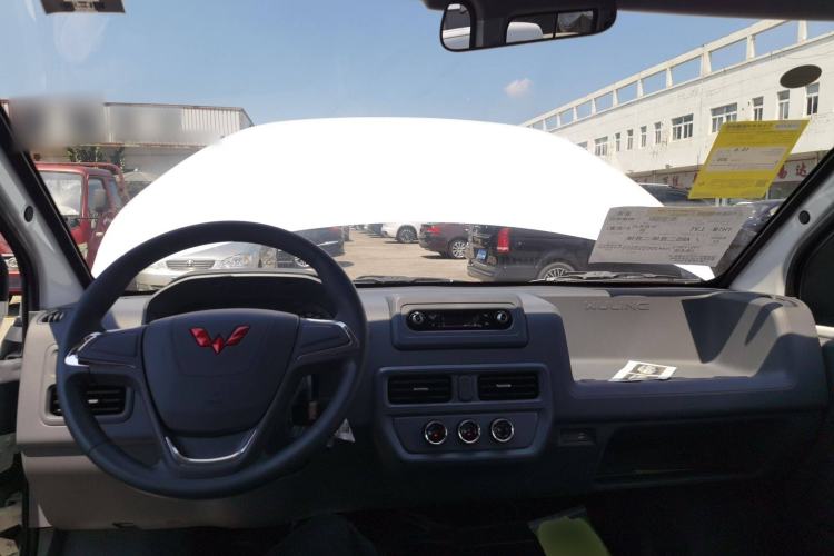 Used Wuling Yangguang 2024 300KM Comfort Version Passenger Van 75kW