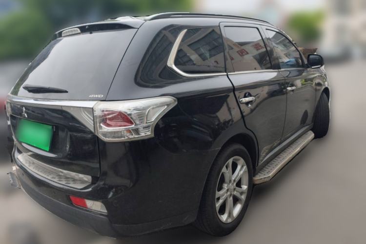 Used Mitsubishi Outlander 2013 2.4L 4x4 Luxury Navigation Edition 5 Seats Rear Right 45 Deg