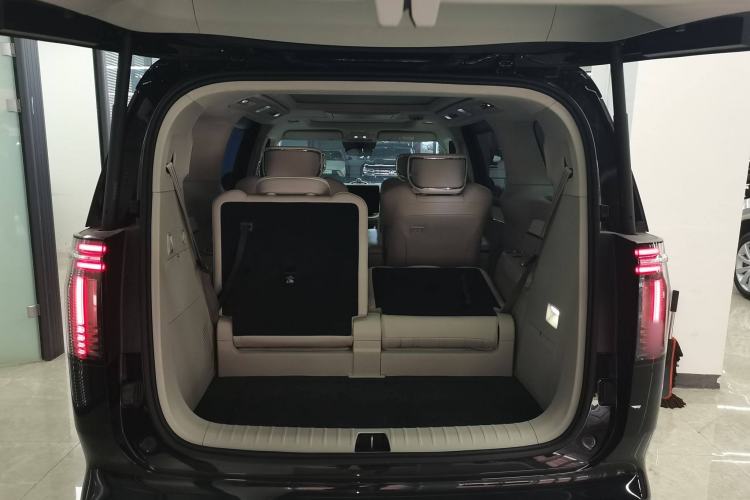 Used Volvo EM90 2025 Ultra Six-Seater
