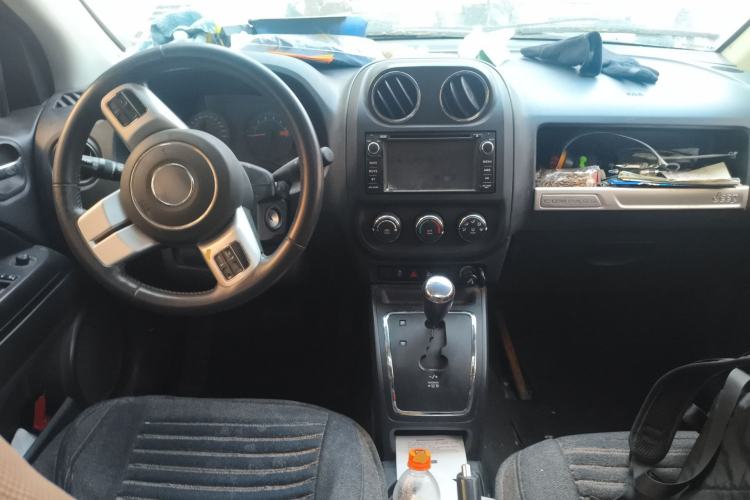 Used Jeep Compass 2015 2.0L two-wheel drive sport version Center Console