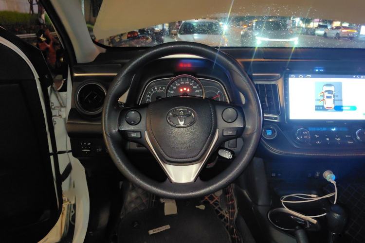 Used Toyota RAV4 2016 2.0L CVT Two-Wheel Drive Fashion Edition China V Standard Steering Wheel