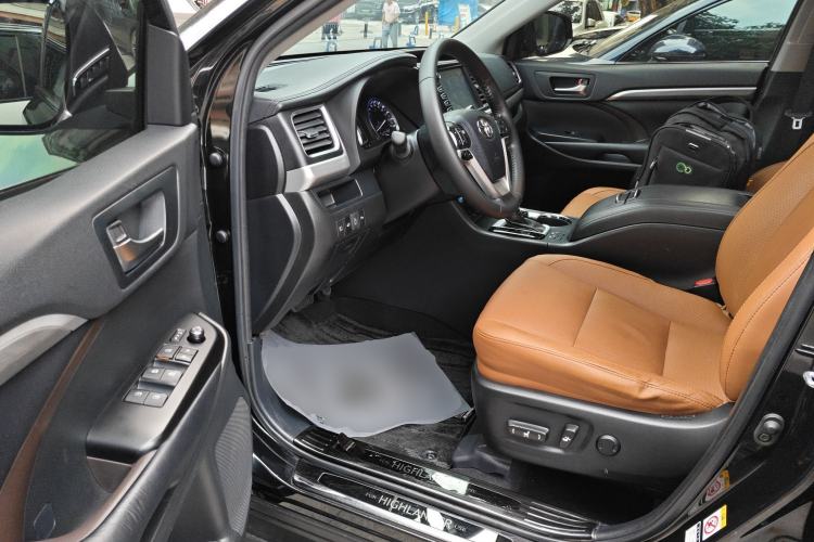 Used Toyota Highlander 2018 2.0T Four-Wheel Drive Knight Edition 7 Seats China VI Standard Driver Seat