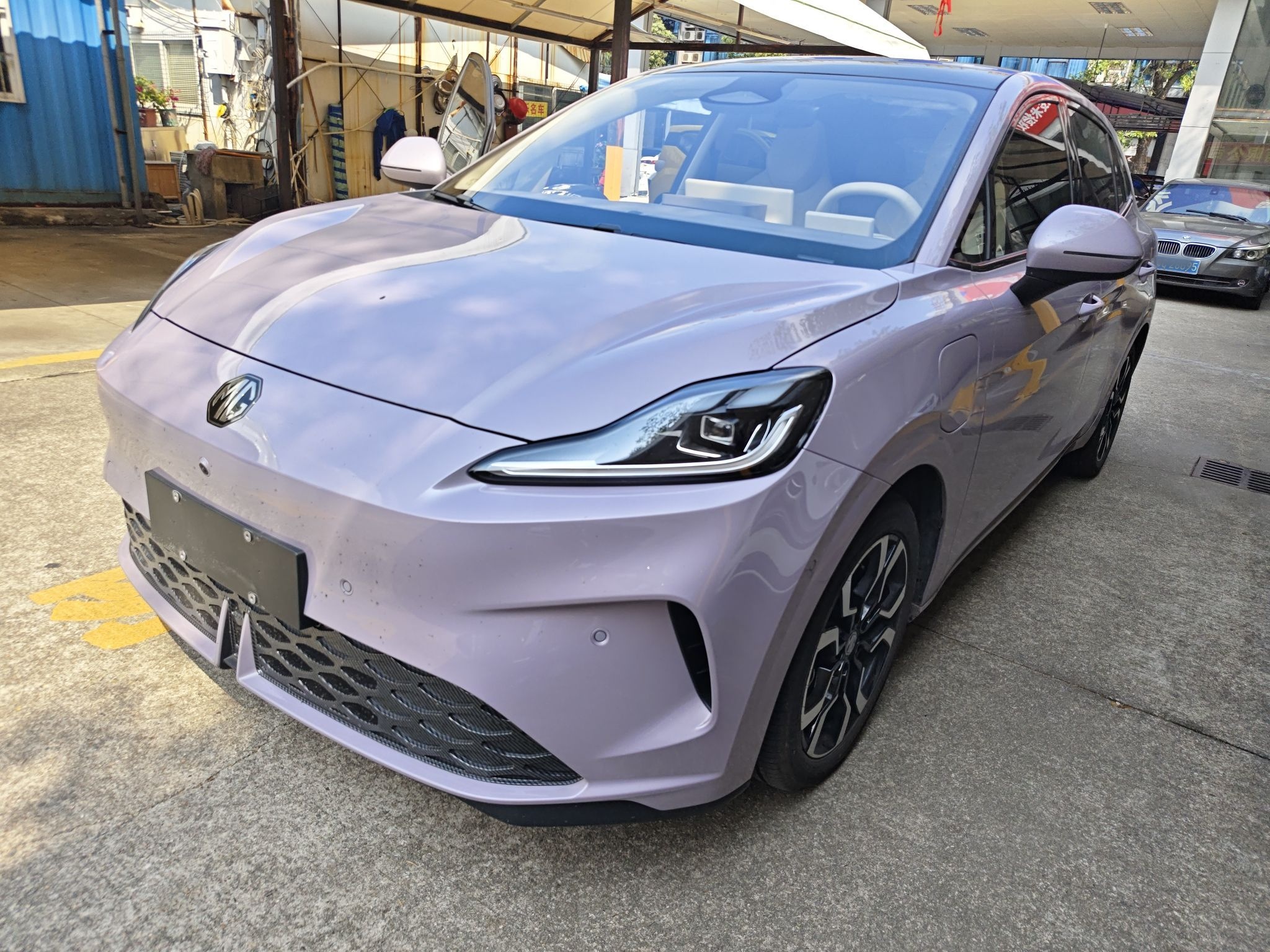 تحت مقدمة السيارة