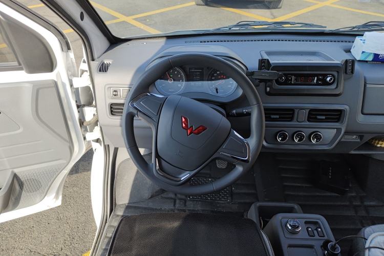 Used Wuling Yangguang 2024 300KM Comfort Version Passenger Van 75kW