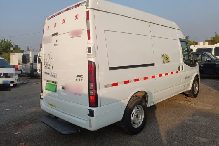 Used JMC Fushun 2023 2.0T Automatic Mid-Drive High-Roof Commercial Van Transport Vehicle with 2/3 Seats
