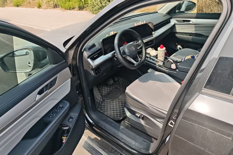 Used Volkswagen Tavendor 2024 330TSI Luxury Touring - All-Inclusive Edition Driver Seat