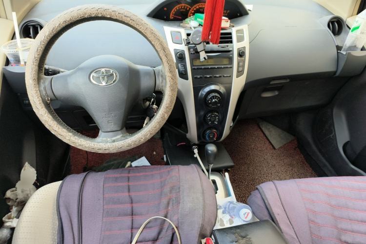 Used Toyota Yaris 2011 1.6E Automatic Charm Edition Center Console