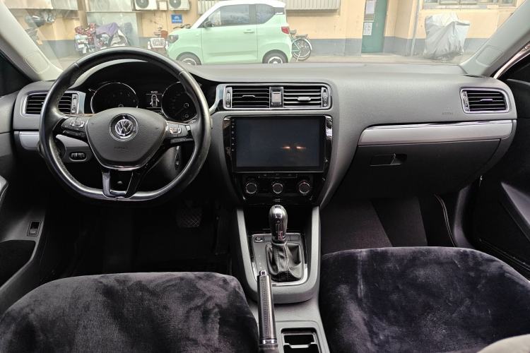 Used Volkswagen Sagitar 2018 280TSI DSG Comfort Model Center Console