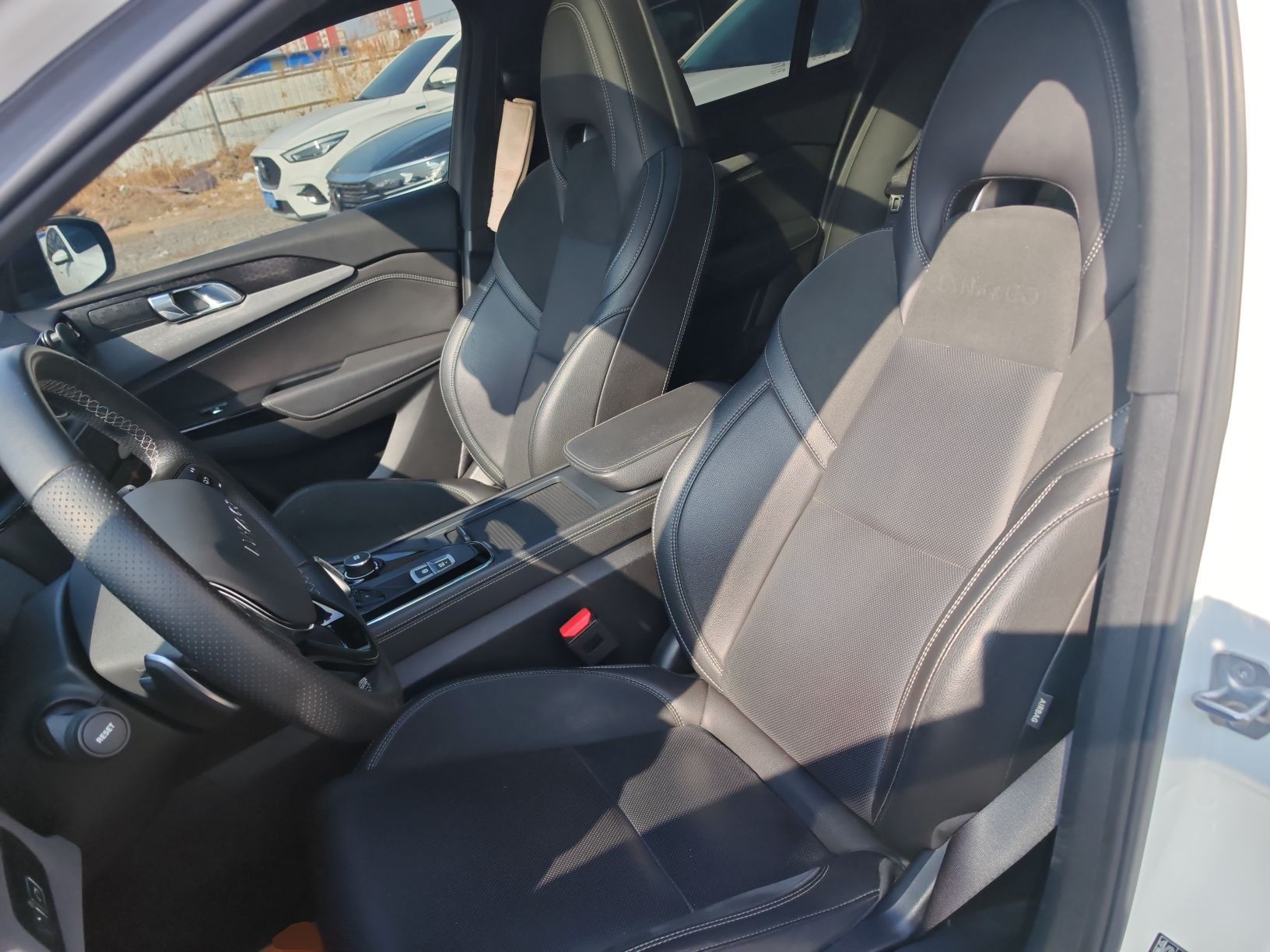 Переднее сиденье в автомобиле