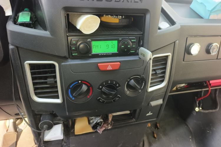 Used Iveco Daily 2021 2.5T A35 M1 Passenger Van 5-9 Seater Short Wheelbase Low Roof Dual Tires Manual Doors
