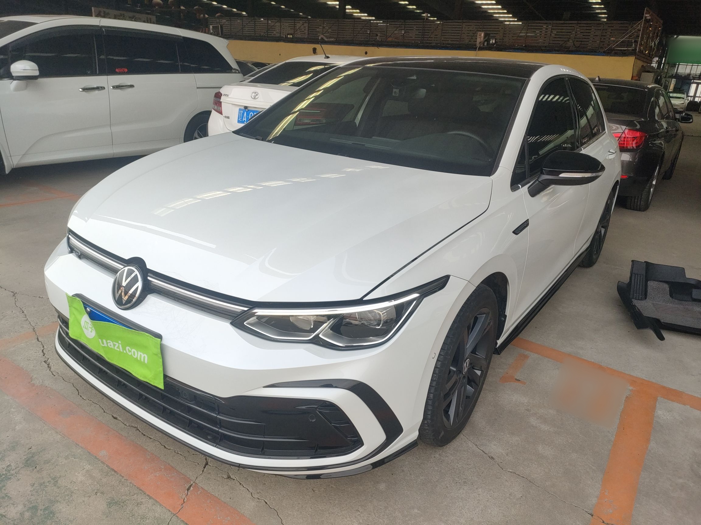 Под передней частью автомобиля