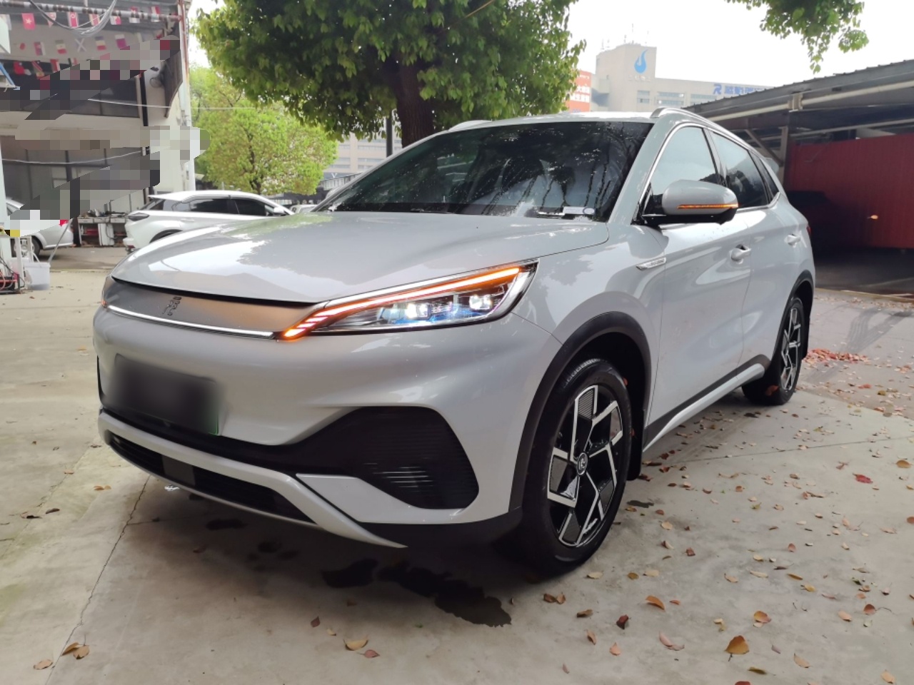 Под передней частью автомобиля