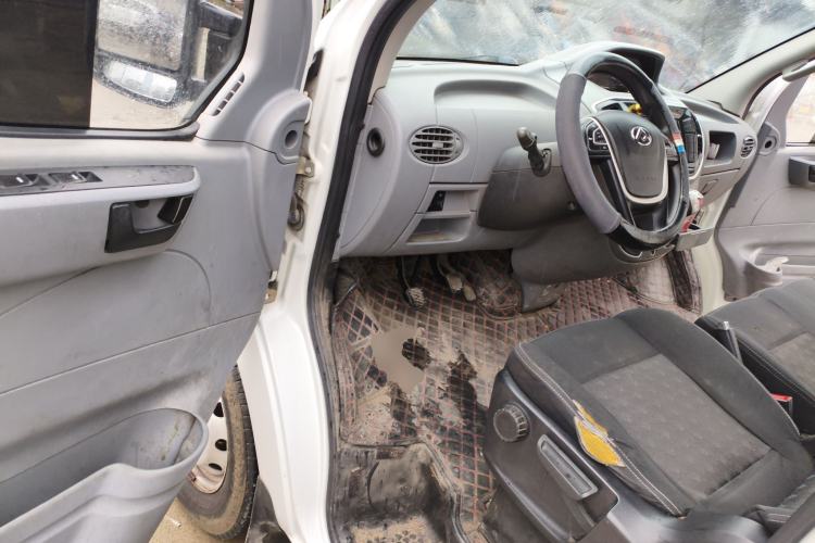 Used SAIC MAXUS Xintu V80 2019 2.5T Classic Model 6-Speed Manual Aotong Long Wheelbase Mid-Height 7-Seater