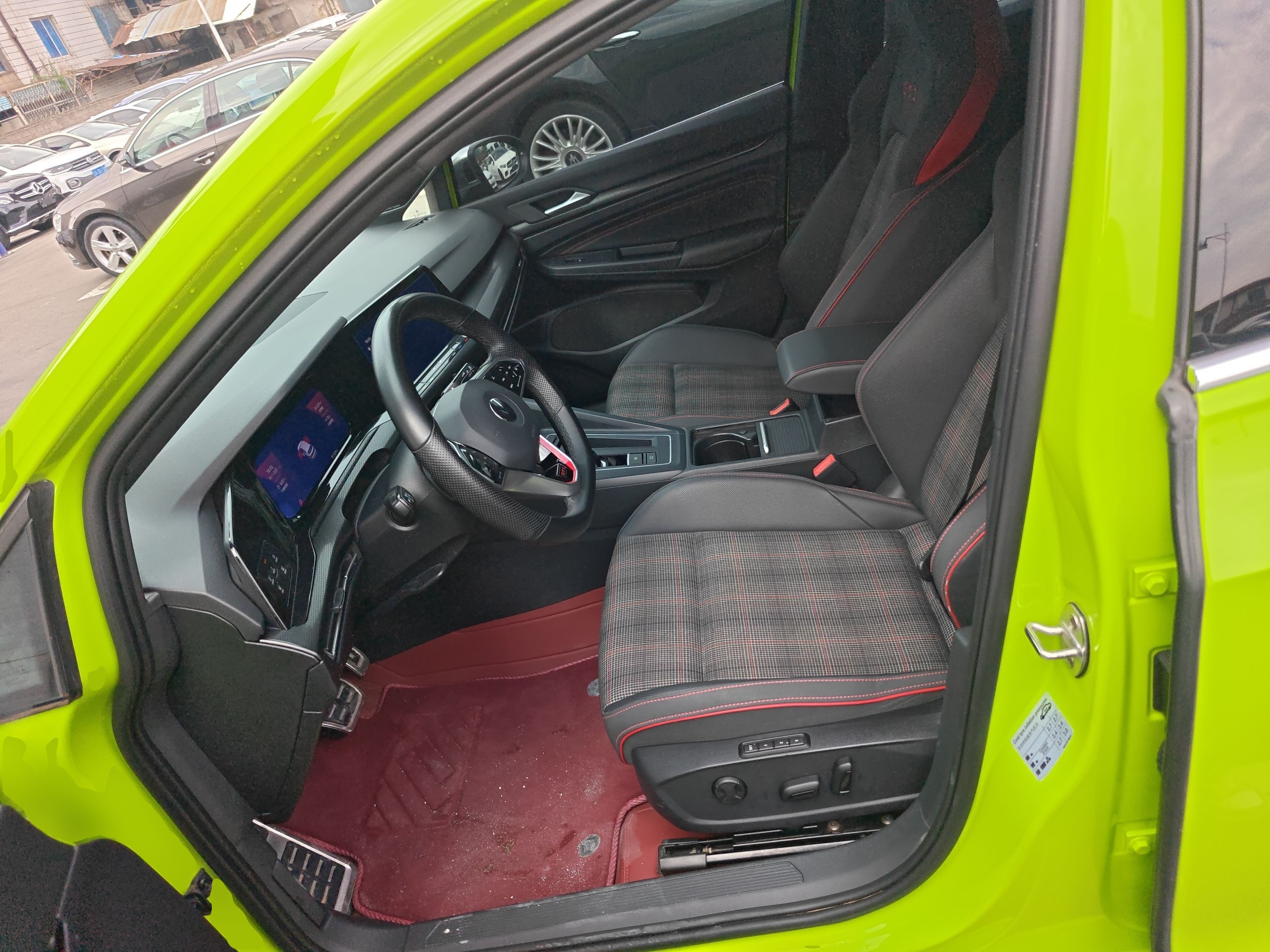 Переднее сиденье в автомобиле