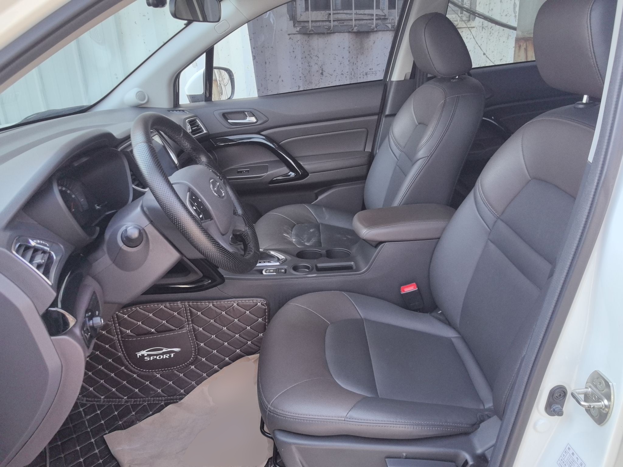 Переднее сиденье в автомобиле