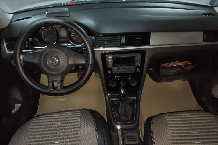 Used Volkswagen Bora 2014 1.6L Automatic Comfort Model Center Console
