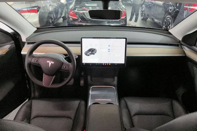 Used Tesla Model Y 2021 Standard Range Rear-Wheel Drive Version Center Console