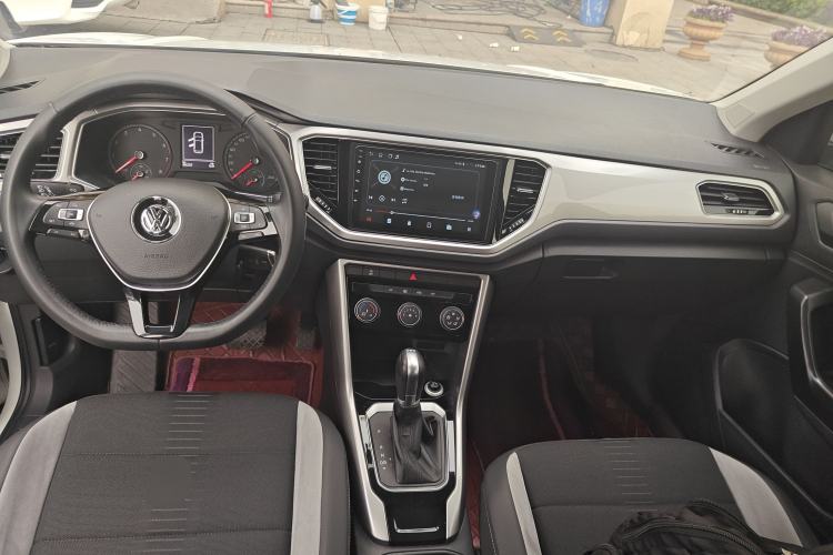 Used Volkswagen T-ROC 2019 230TSI DSG Two-Wheel-Drive Advanced Version China VI Standard Center Console