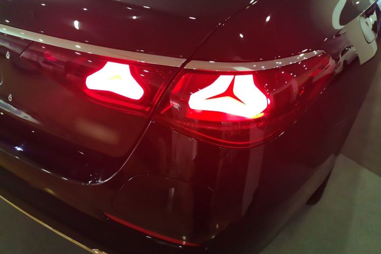 Used Mercedes-Benz E-Class New Energy 2024 E 350 e L Plug-in Hybrid Sedan Exterior 3