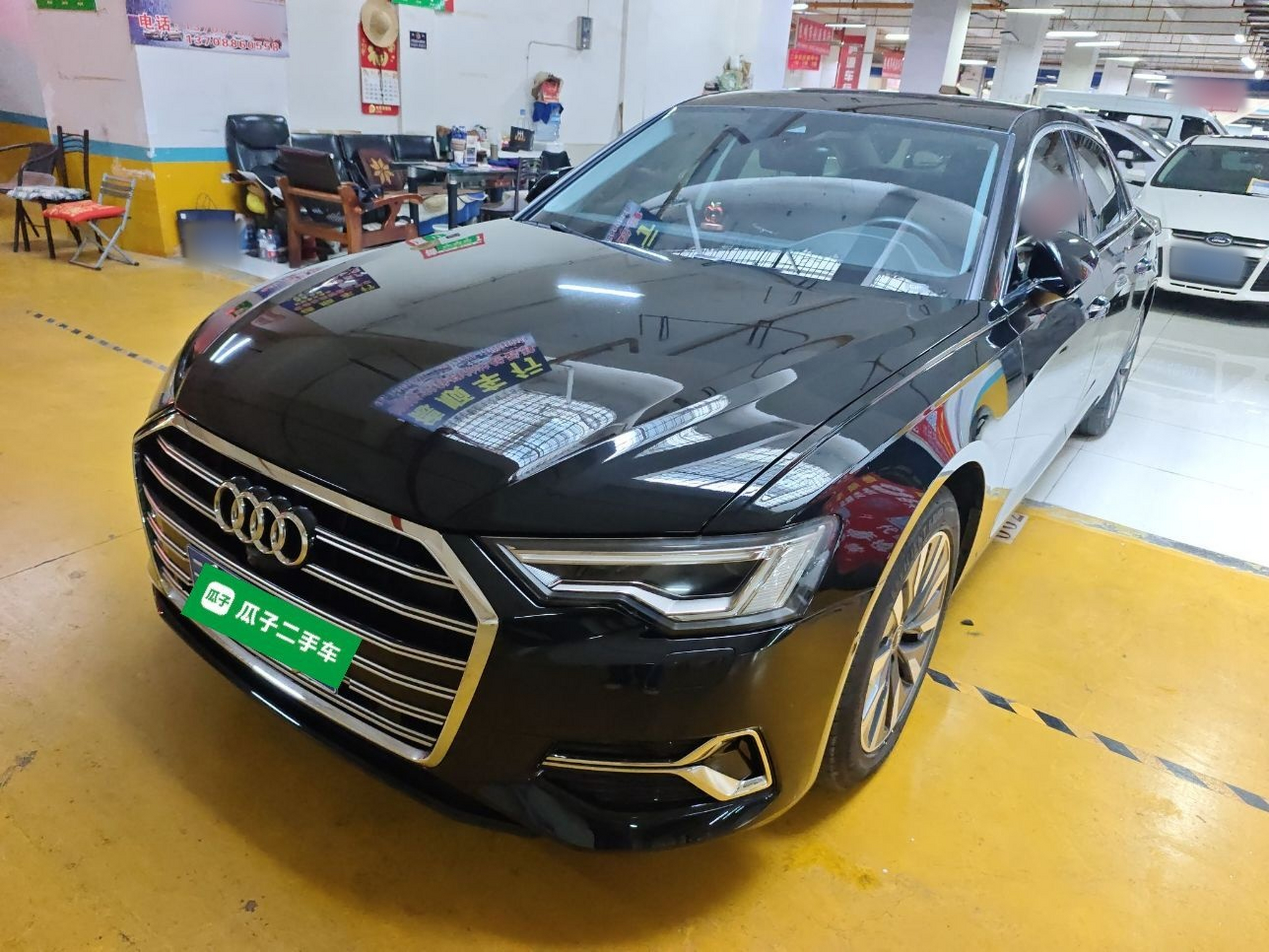 تحت مقدمة السيارة