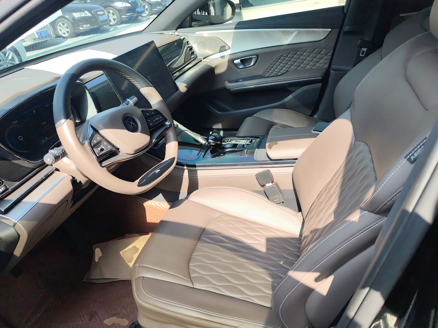 المقاعد الأمامية داخل السيارة