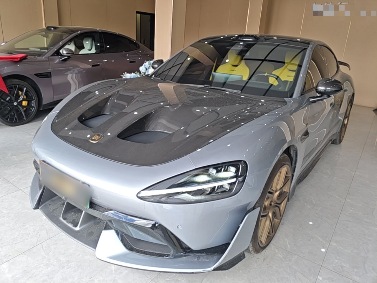 Под передней частью автомобиля