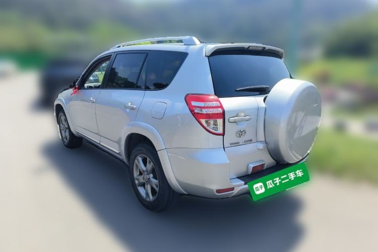 Used Toyota RAV4 2012 Luxurious 2.4L Automatic 4x4 with Stylish Features