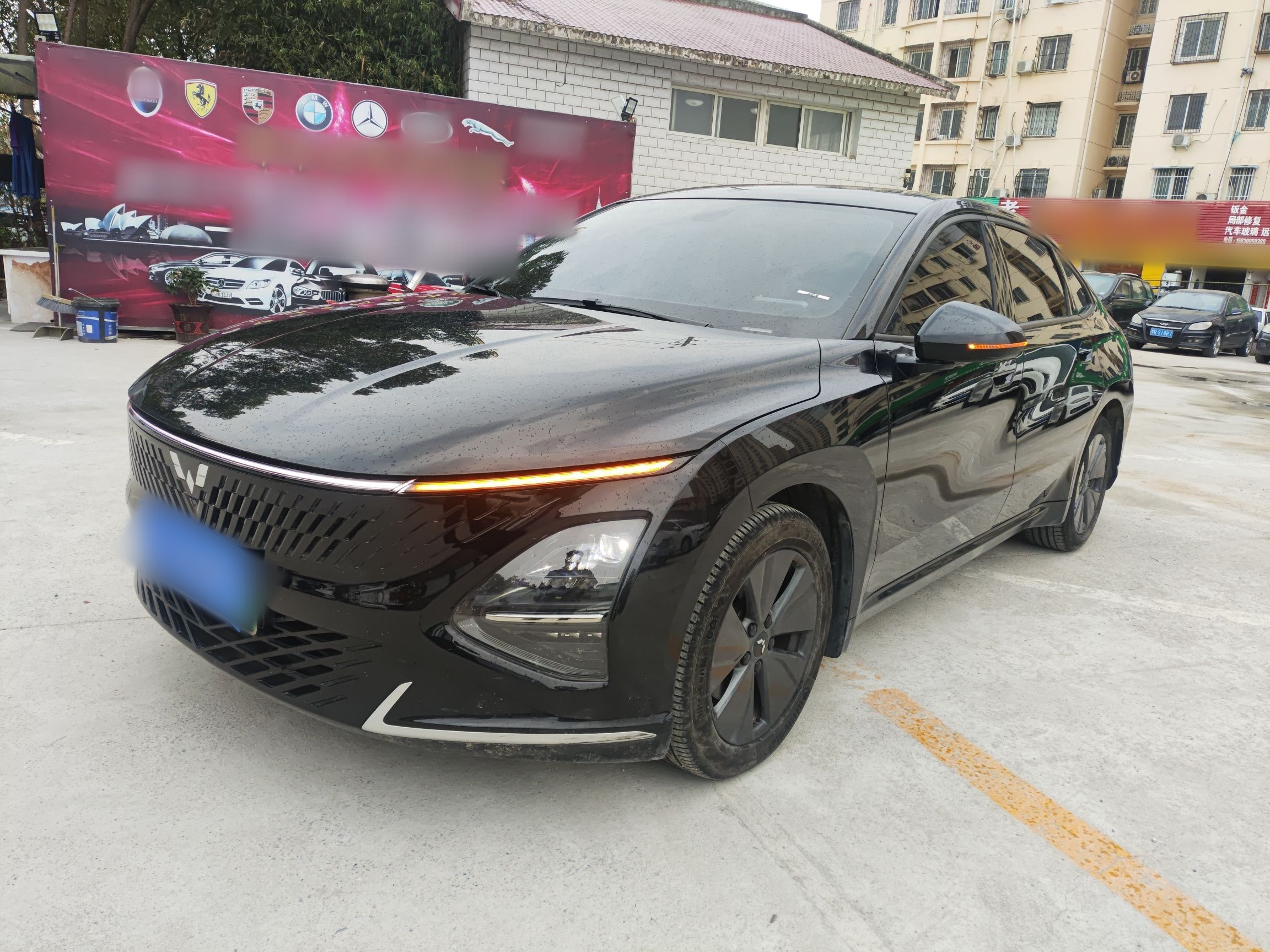 Под передней частью автомобиля