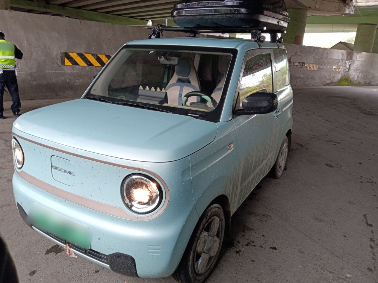 تحت مقدمة السيارة