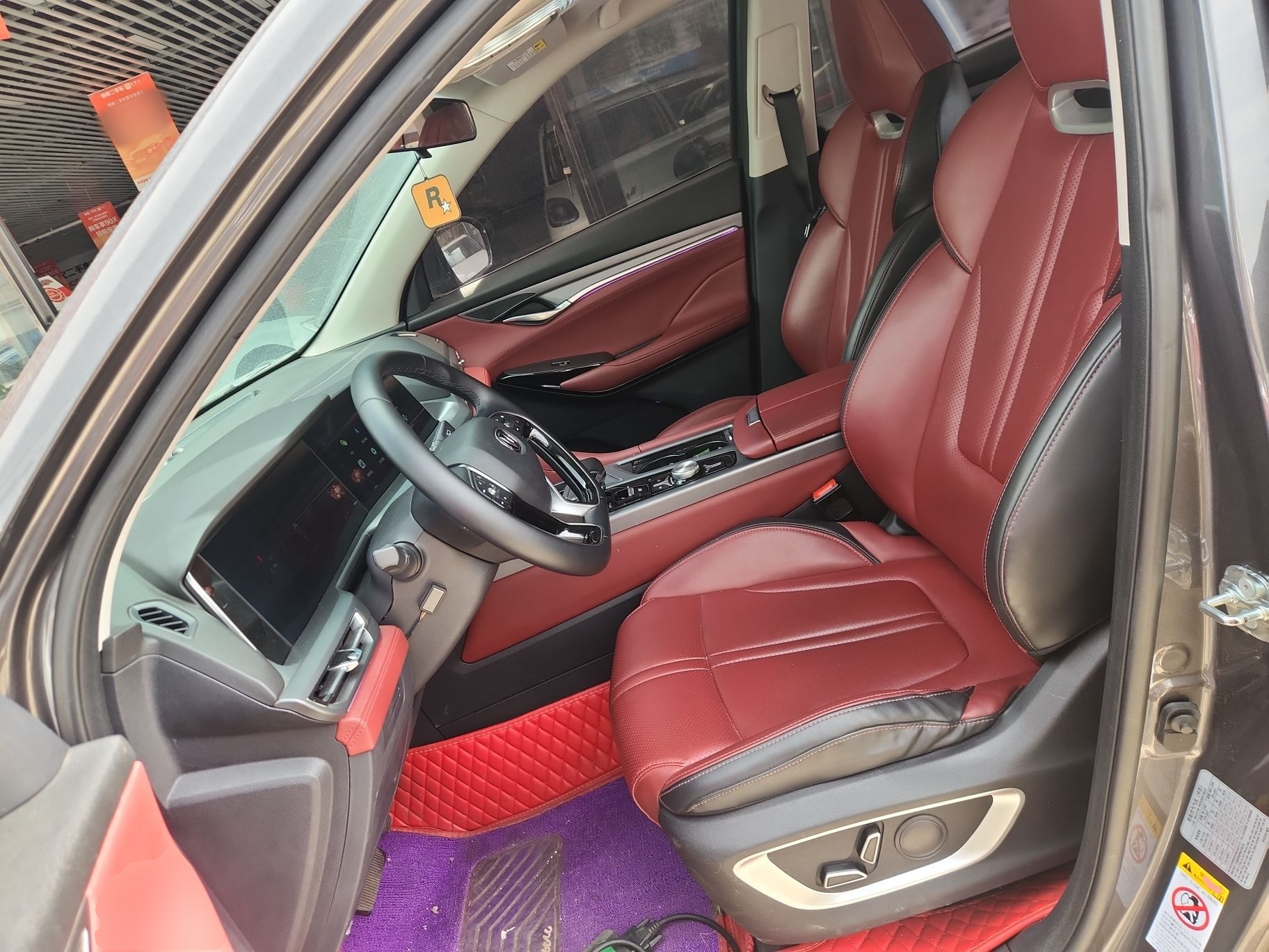 المقاعد الأمامية داخل السيارة