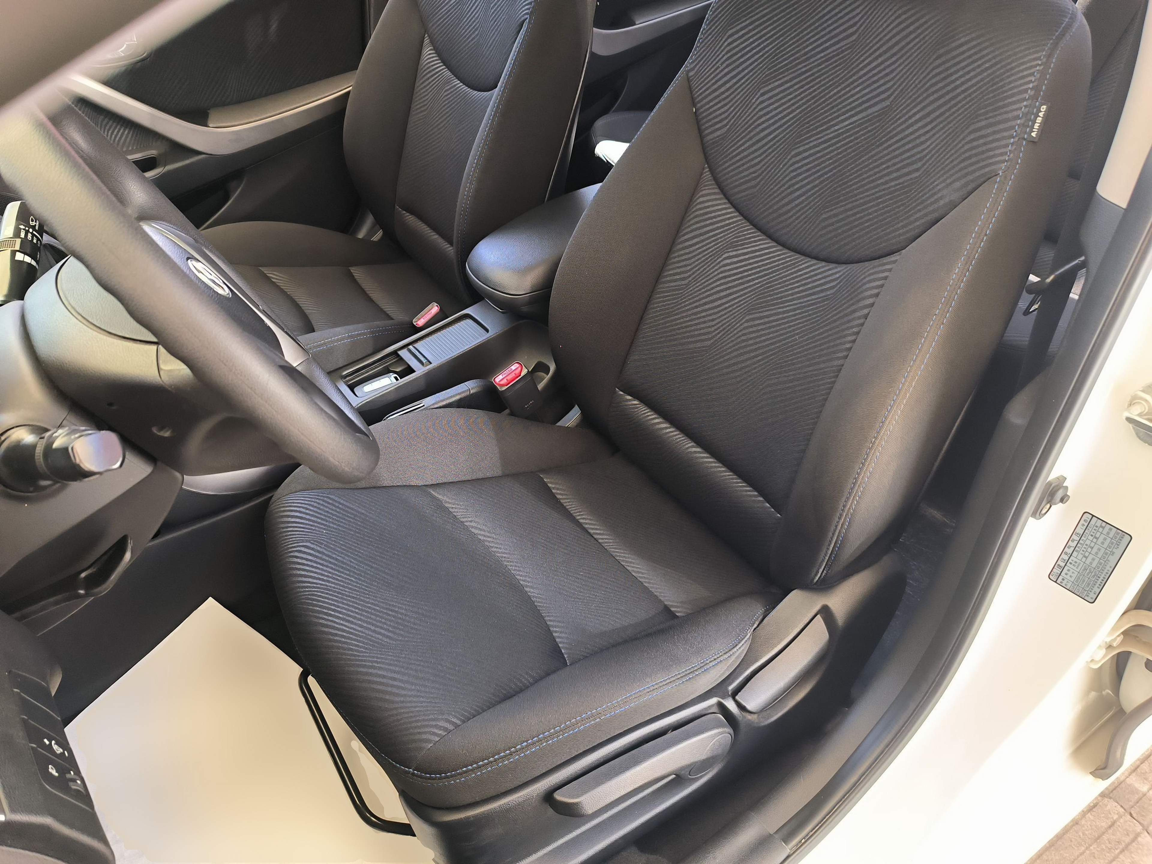 المقاعد الأمامية داخل السيارة