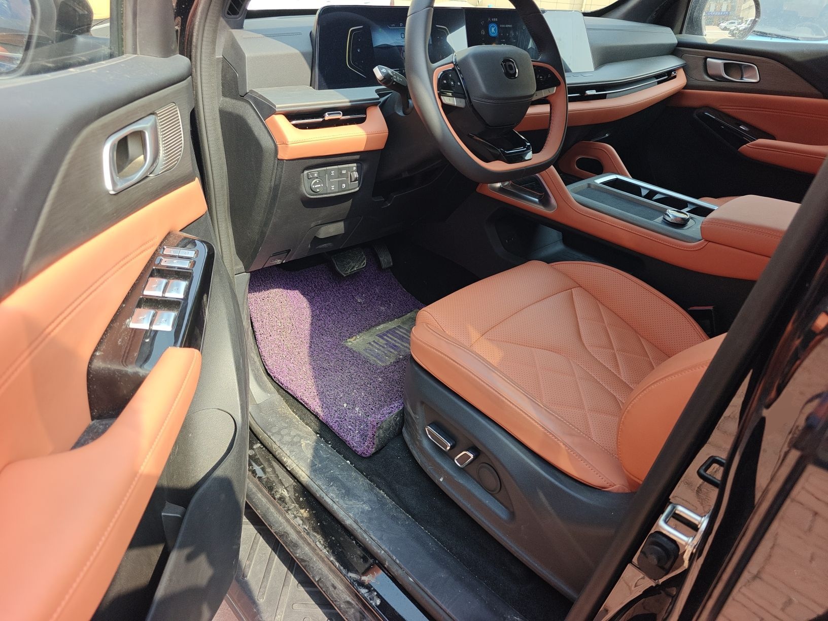 المقاعد الأمامية داخل السيارة