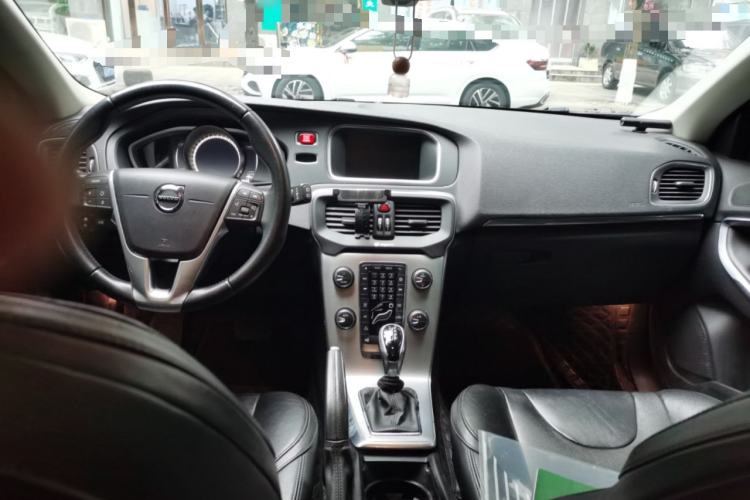 Used Volvo V40 2017 T3 Zhiya Edition Center Console