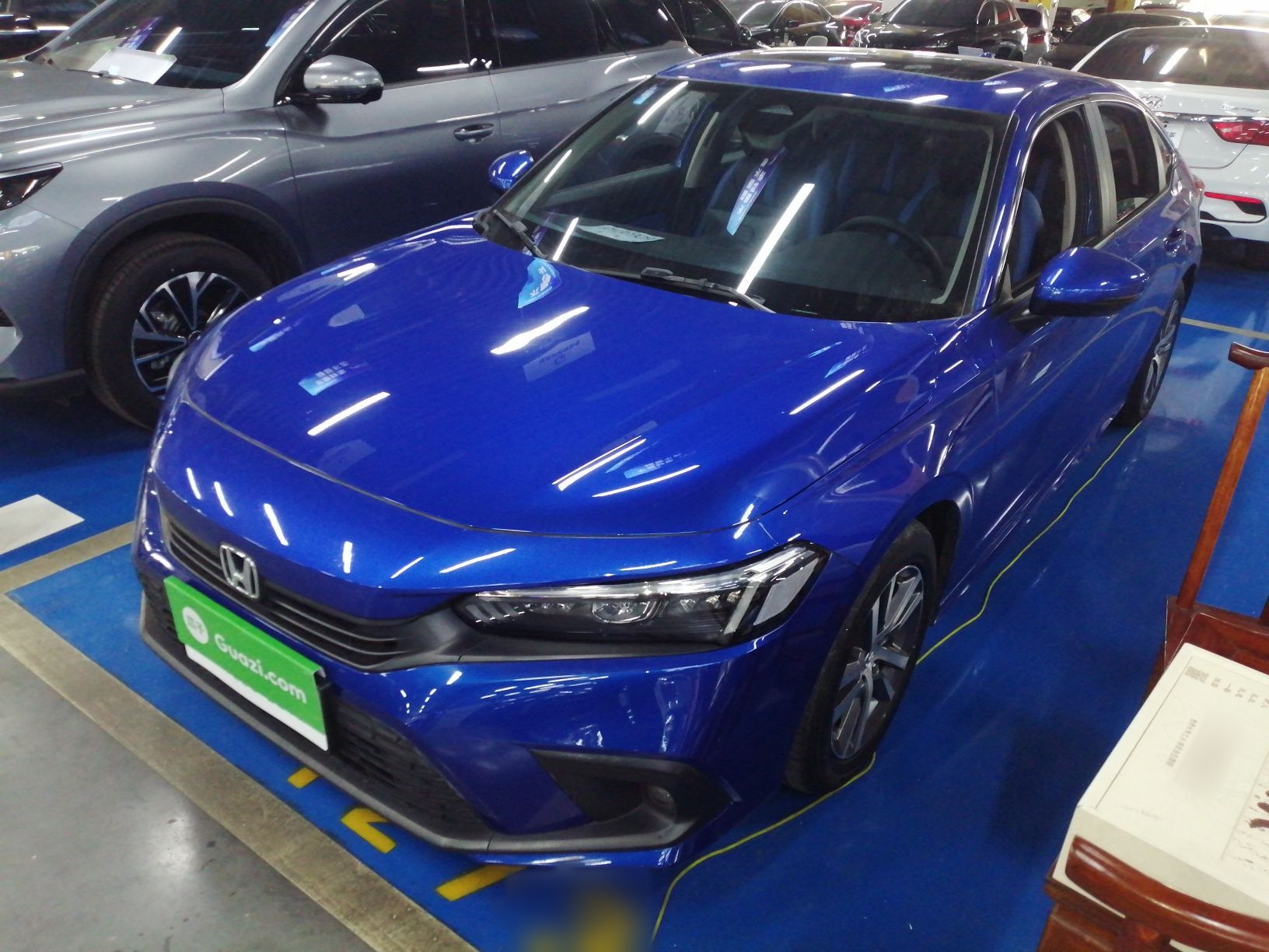 Под передней частью автомобиля