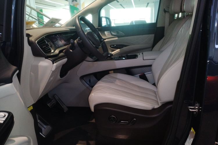 Used Denza D9 2025 DM-i Intelligent Drive 1020 Four-Wheel Drive Flagship Model
