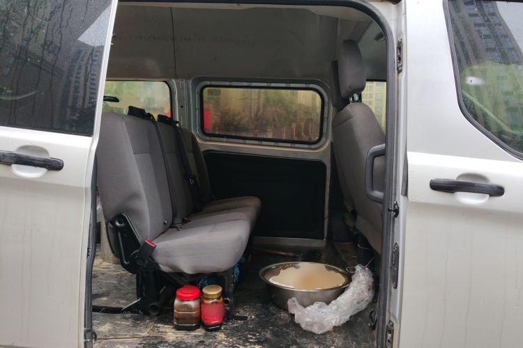 Used Ford Transit 2017 2.0T Diesel Multi-Purpose Commercial Vehicle Mid-Drive Mid-Roof China IV Standard