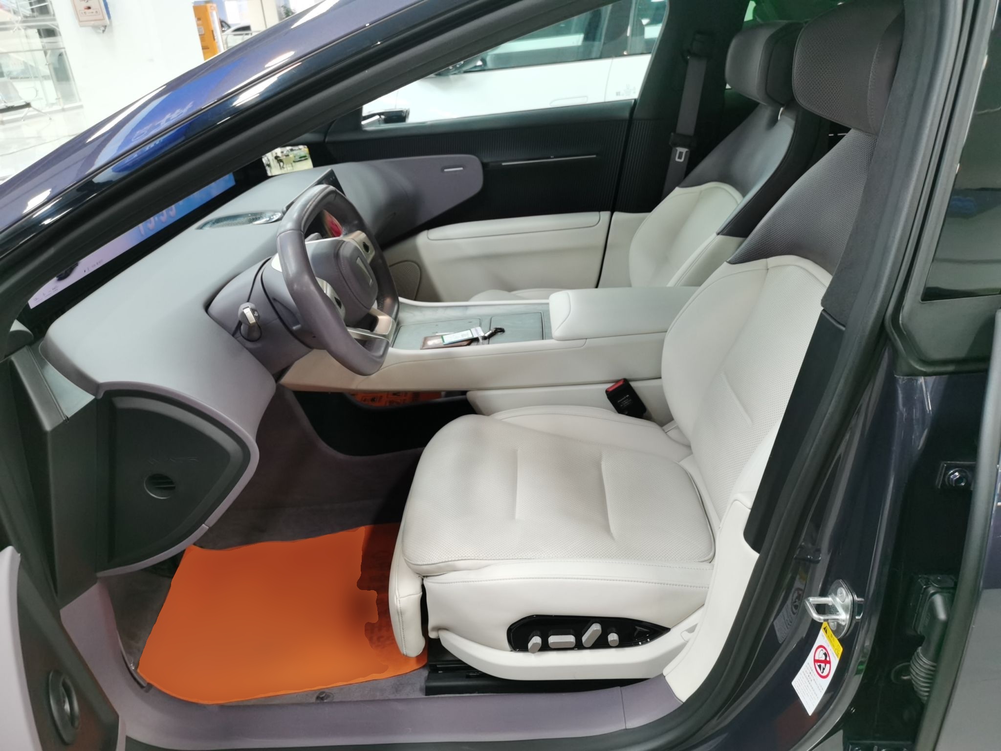 Переднее сиденье в автомобиле