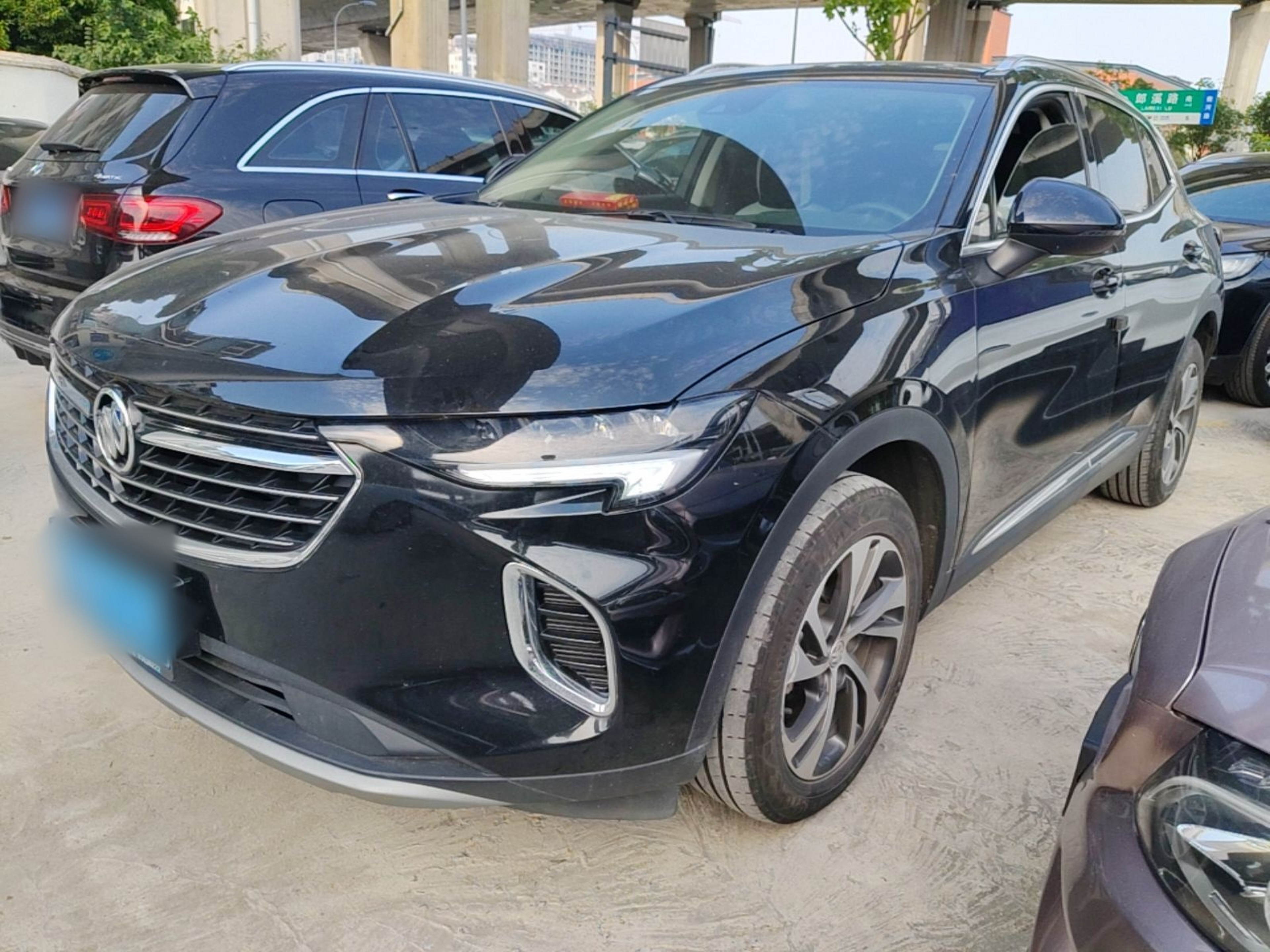 Под передней частью автомобиля