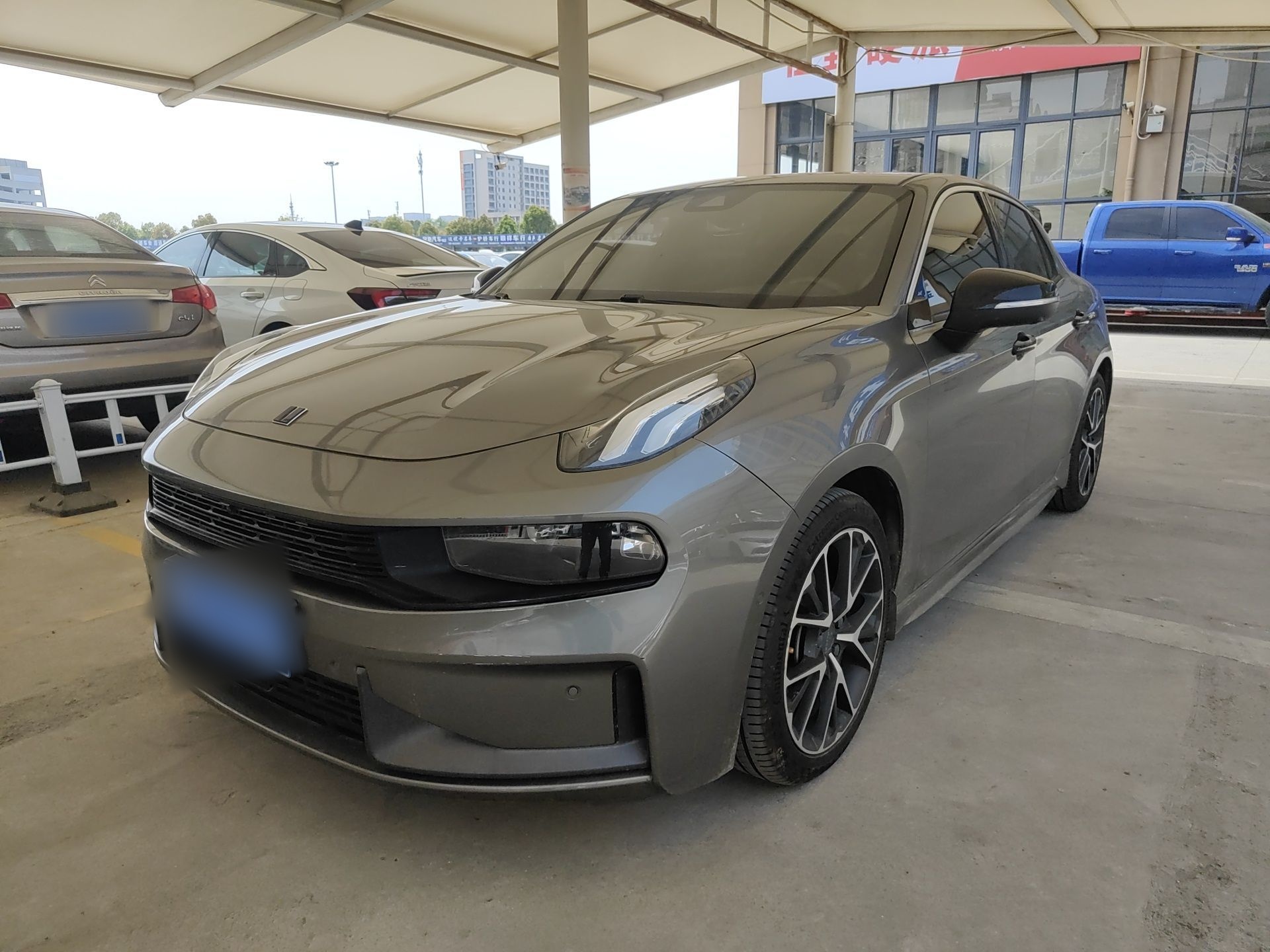 Под передней частью автомобиля