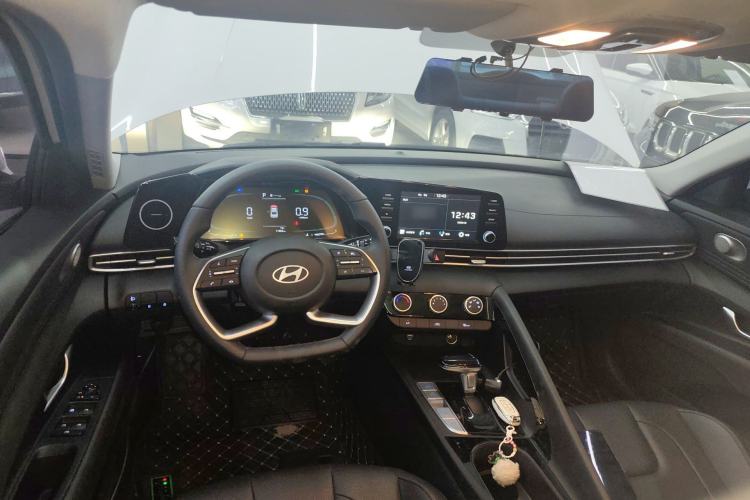 Used Hyundai Elantra 2023 1.5L CVT GLX Elite Edition Center Console