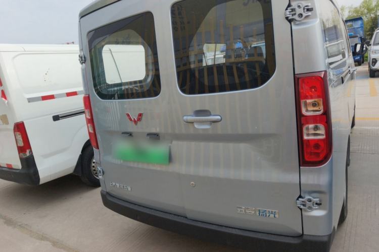 Used Wuling Yangguang 2024 300KM Comfort Version Passenger Van 75kW Rear