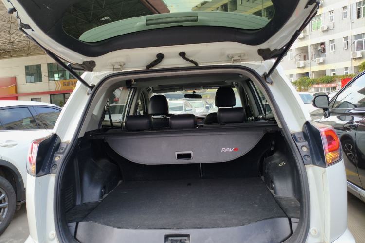 Used Toyota RAV4 2019 2.0L CVT Two-Wheel Drive Luxury Version China VI Standard